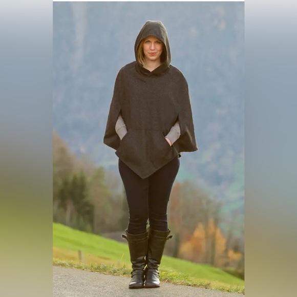 Forever 21 Sport sweatshirt with hoodie and 3/4 sleeves - never worn 🔴 - Picture 9 of 9